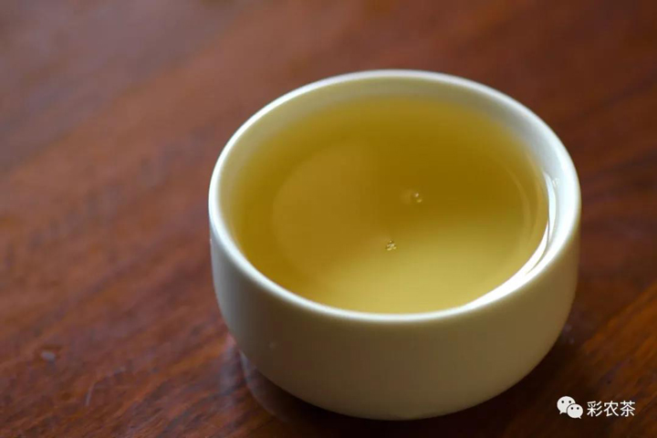 彩农茶勐海小饼普洱茶汤