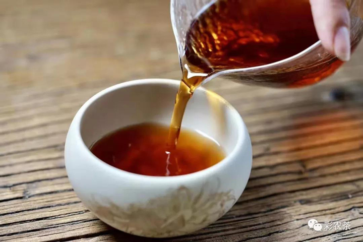 彩农茶勐海小饼熟茶茶汤