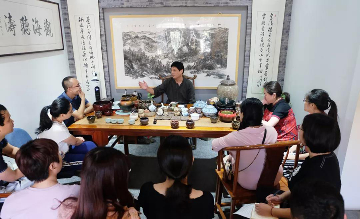董宁向茶周刊记者讲述对陶瓷的理解。