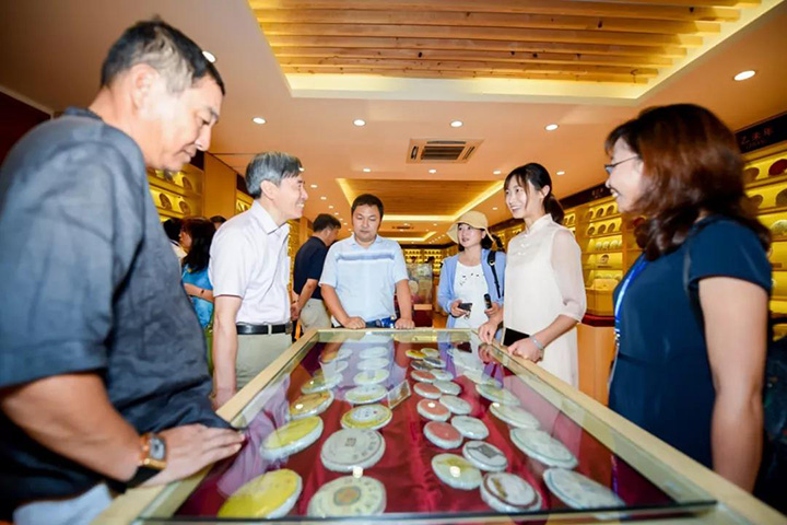 ▲游客参观藏茶阁，直观了解大益的历史与故事。