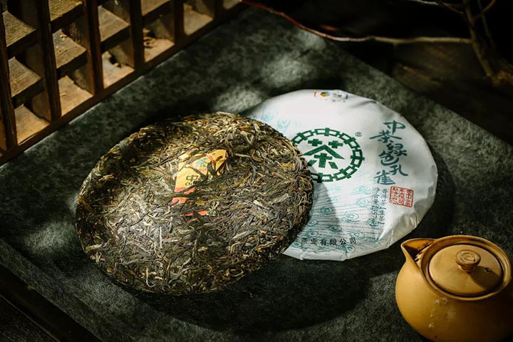 中茶绿色孔雀普洱茶生茶饼形
