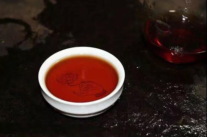 中茶云南七子饼茶6071普洱茶熟茶茶汤