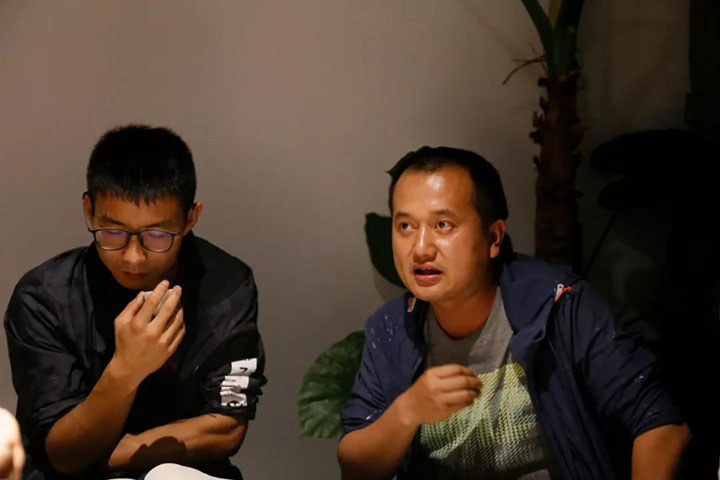 杨晓龙，来自紫陶故乡的建水人（右）