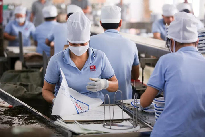 勐海茶厂对每一批采购的棉纸，均按照GB11680《食品包装用原纸卫生标准》进行检验，以达到国家食品安全要求。