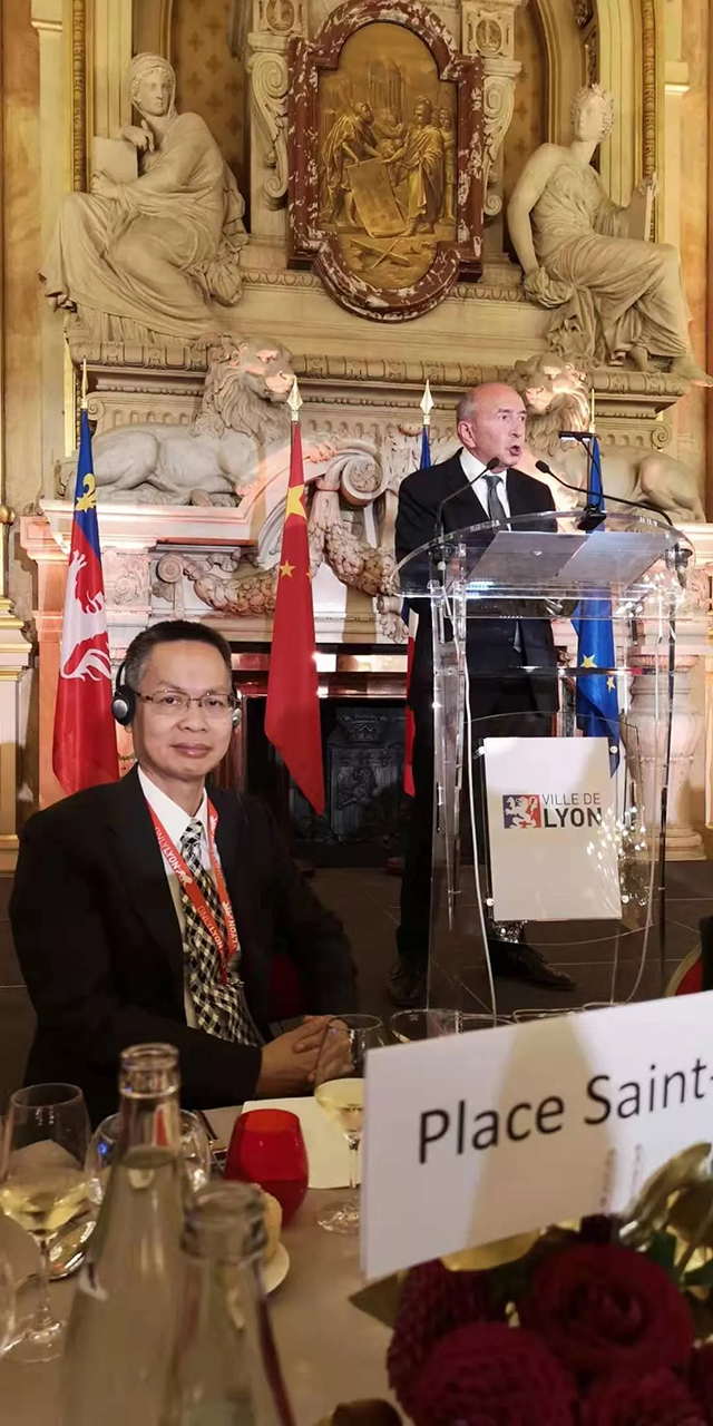 吴远之先生出席论坛，法国里昂市市长科隆主持论坛