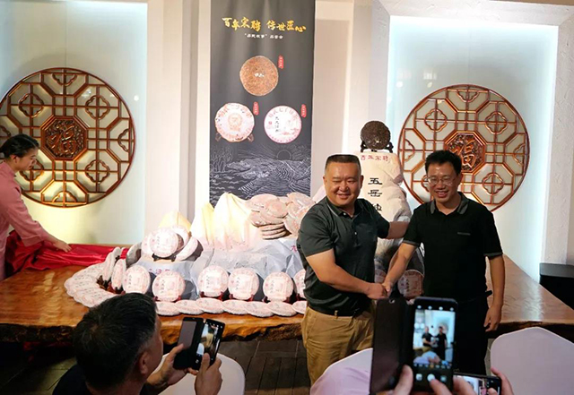 《普洱》杂志社社长罗洪波与云南普洱茶厂有限公司董事长太俊林先生为品鉴会揭幕。