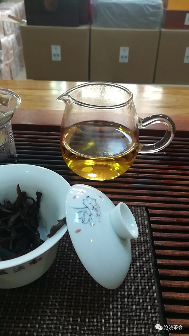 云巅之野滇红茶茶汤
