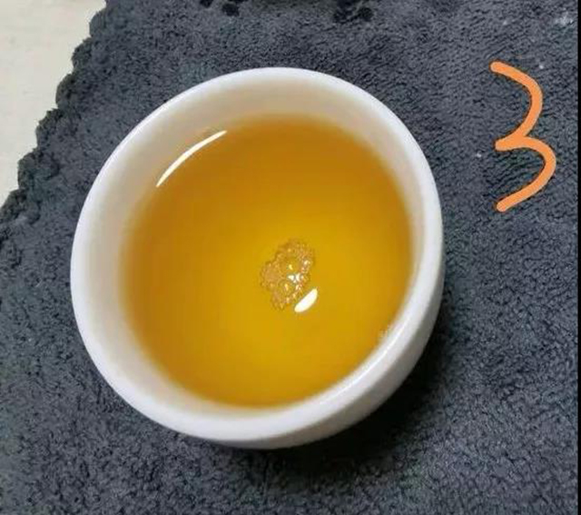 13茶友品评宝和祥茶业布朗大树·珍藏青饼茶汤