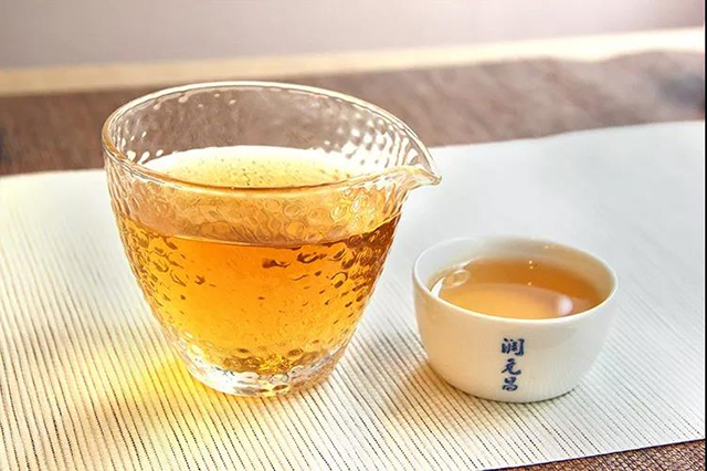 润元昌金奖野生古树红茶茶汤