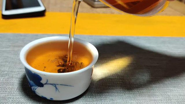 巅茶十周年纪念茶有易普洱茶茶汤