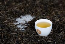 四季常有茶相伴，雨天更觉茶味浓。