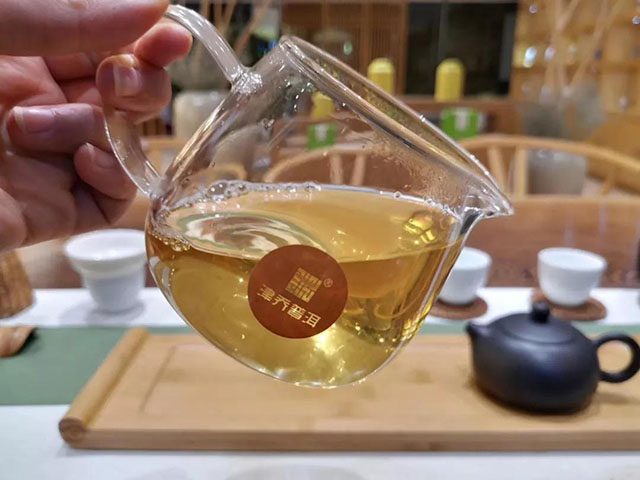 津乔普洱茶昔归忙麓普洱茶生茶茶汤