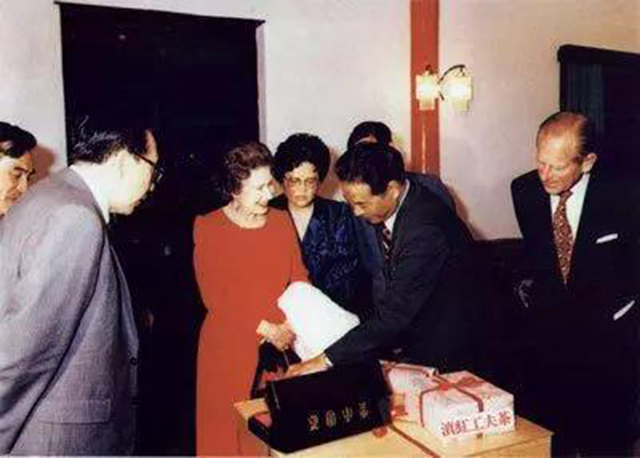 1986年，英国女王伊丽莎白二世访问云南，时任云南省省长和志强将云南滇红工夫茶作为国礼赠送给女王，成就中英两国友好交流历史上的传奇之缘。