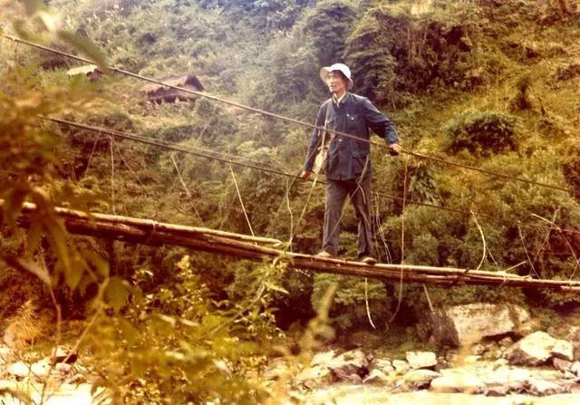 1984年10月行走在独龙江藤篾桥上的虞富莲