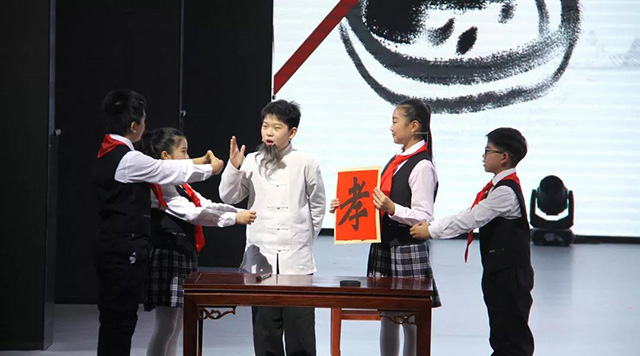 景泰小学的小茶人表演了戏剧茶中孝道