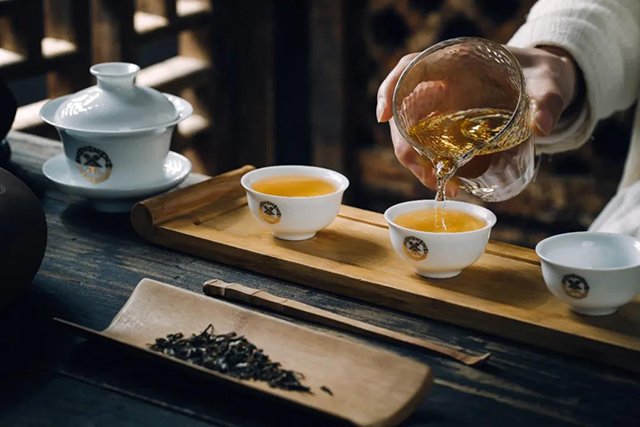 中茶曼松普洱茶生茶紧压茶