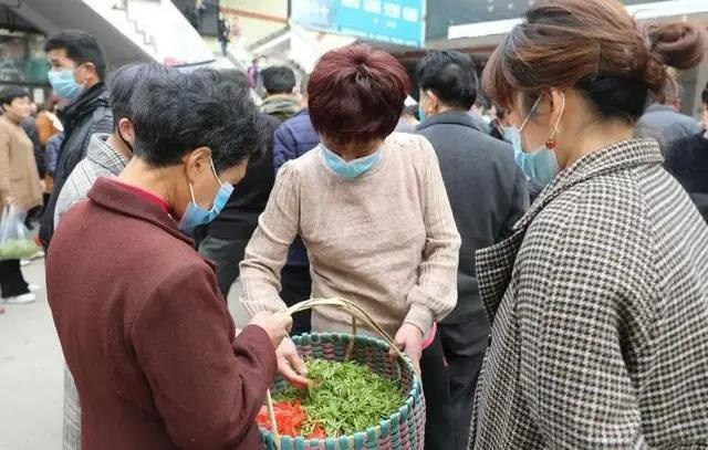 闽浙边界茶花交易市场茶农在贩卖茶青