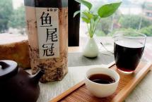 巅茶鱼尾冠：装在竹筒里的姑娘茶