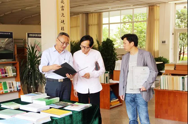 知名普洱茶企业策划专家方一知为世界茶叶图书馆捐赠图书