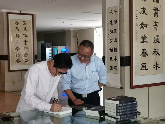 知名普洱茶企业策划专家方一知为世界茶叶图书馆捐赠图书