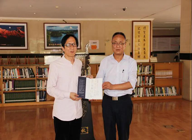 知名普洱茶企业策划专家方一知为世界茶叶图书馆捐赠图书