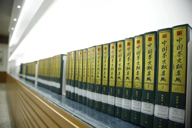 知名普洱茶企业策划专家方一知为世界茶叶图书馆捐赠图书