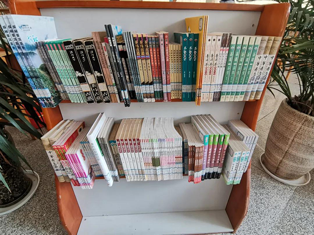 知名普洱茶企业策划专家方一知为世界茶叶图书馆捐赠图书