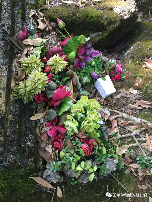 路边树下石头上常见的献给山神的塑料花