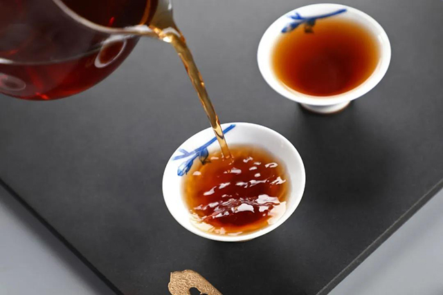 老同志2020年创新版云南老树生态饼茶熟茶