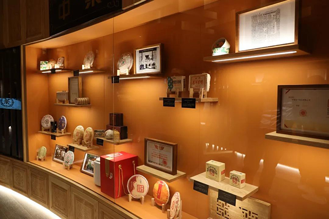 中茶馆里陈列的中茶经典产品和珍贵文献