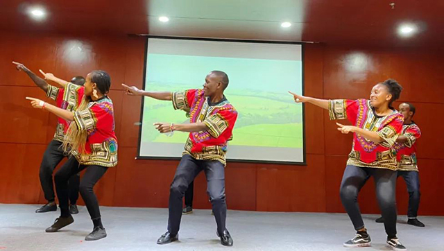 肯尼亚青年表演非洲大陆传统舞蹈