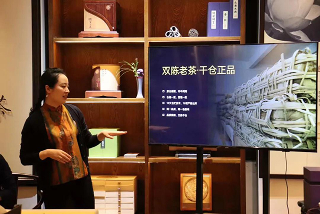 双陈普洱河南省总经销宋晓宇女士在推介会上向茶友们介绍双陈品牌