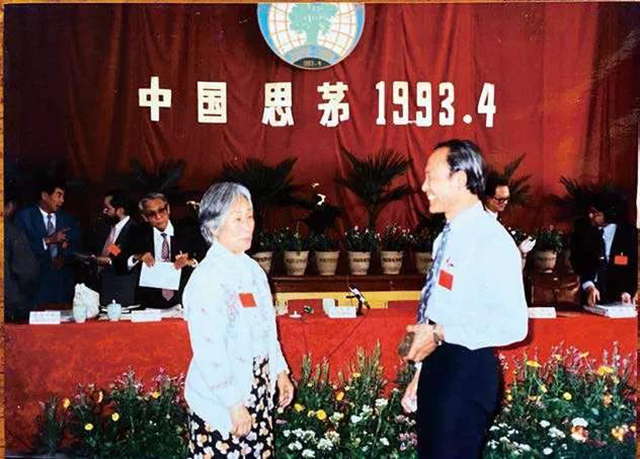 1993年在思茅召开的首届普洱茶国际研讨会上邓时海与美国代表杨丹桂交流