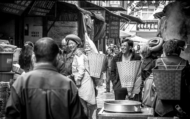 藏族集市和饮用酥油茶