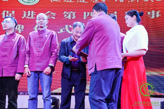 刘仲华院士与梁海潜会长为东莞市茶文化促进会第四届理事会副会长成员颁牌