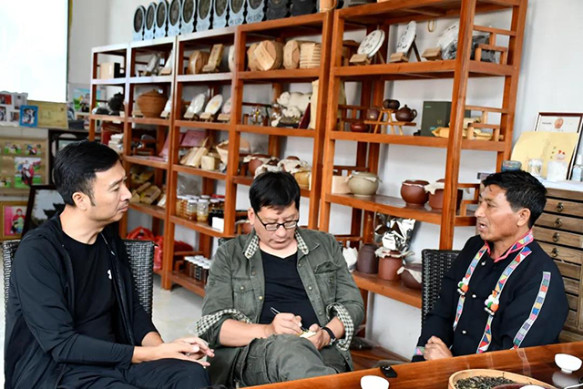 今逸堂董事长熊传涛和笔者在采访多依寨的卓伍老师