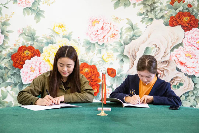 邱夏芳女士（左）与肖雪女士（右）共同签订合同