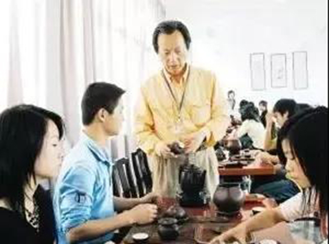 台湾著名茶人蔡荣章先生在指导学生的茶艺研习