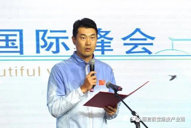 前中国男篮国手王仕鹏向与会嘉宾发布推介新会区黄金旅游线路