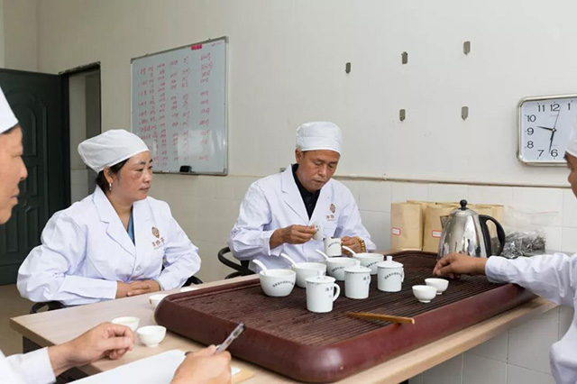 津乔茶厂董事长杨国成先生带领拼配师进行原料比例调试