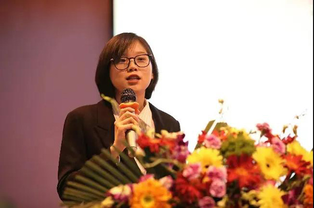 勐海茶业有限责任公司执委会委员质量月活动组组长袁国霞宣读关于开展2021年质量月活动的通知