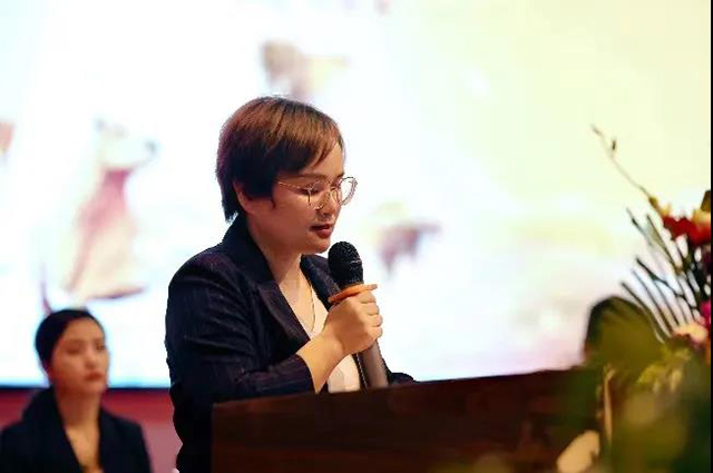 勐海茶业有限责任公司执委会委员质量月活动组组长袁国霞宣读关于开展2021年质量月活动的通知