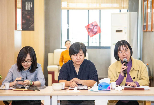 武汉文献情报中心标准分析中心主任魏凤女士介绍各专家及标准化总体工作情况