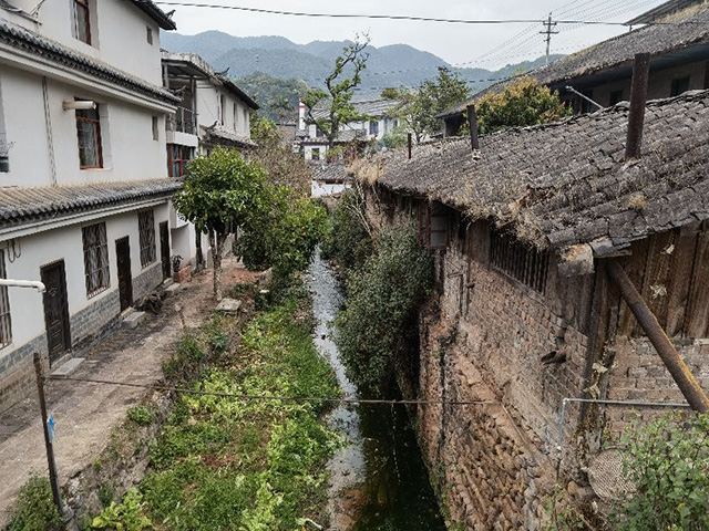 磨黑盐矿老旧住宿区