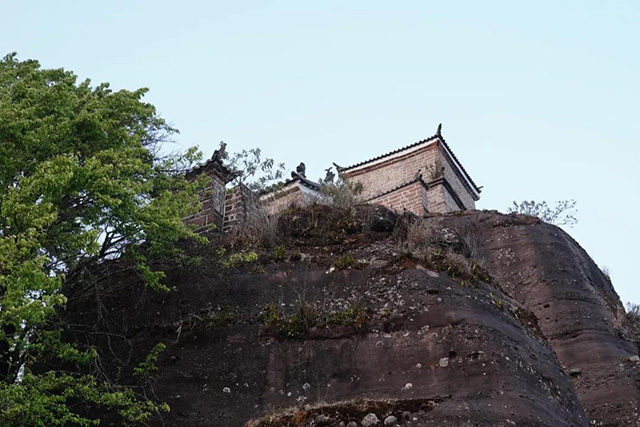 山顶上仅存的大石寺透露着这里曾经人烟兴盛