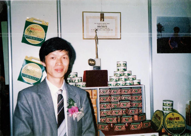 1988年昌金强在新加坡云南出口商品展洽会上