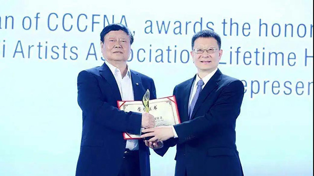 中国食品土畜进出口商会会长曹德荣向陕西美协名誉主席王西京颁授荣誉证书和奖杯