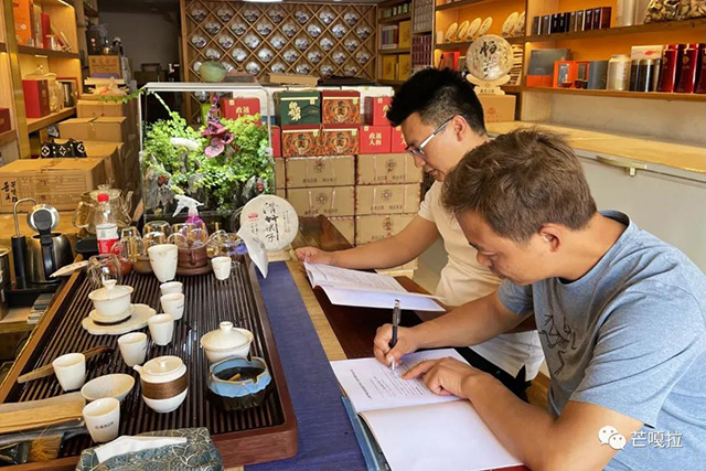 芒嘎拉古茶市场部经理罗总与呼和浩特卓总签约