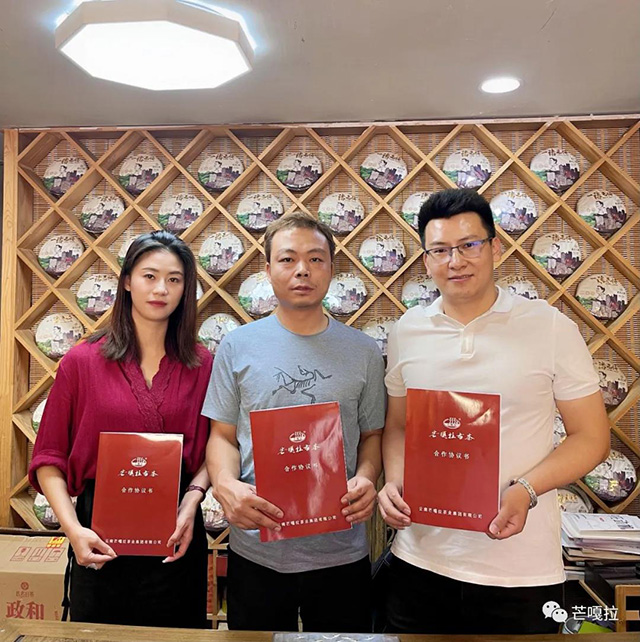 芒嘎拉古茶市场部经理罗总与呼和浩特卓总签约