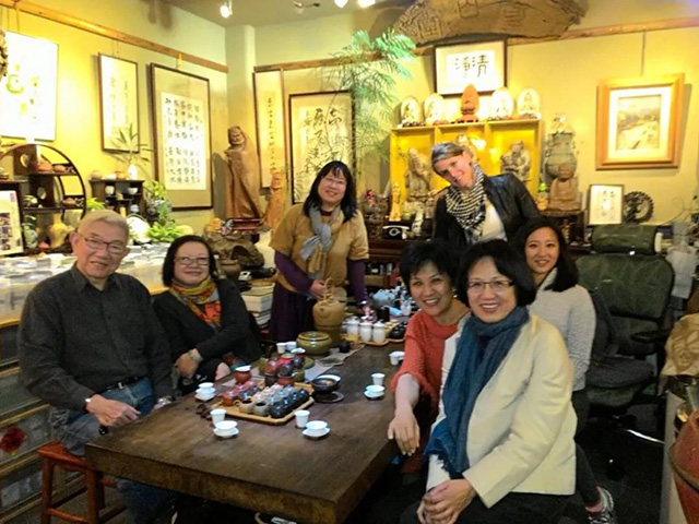 廖宝秀带日本和美国来的朋友到奇古堂喝茶